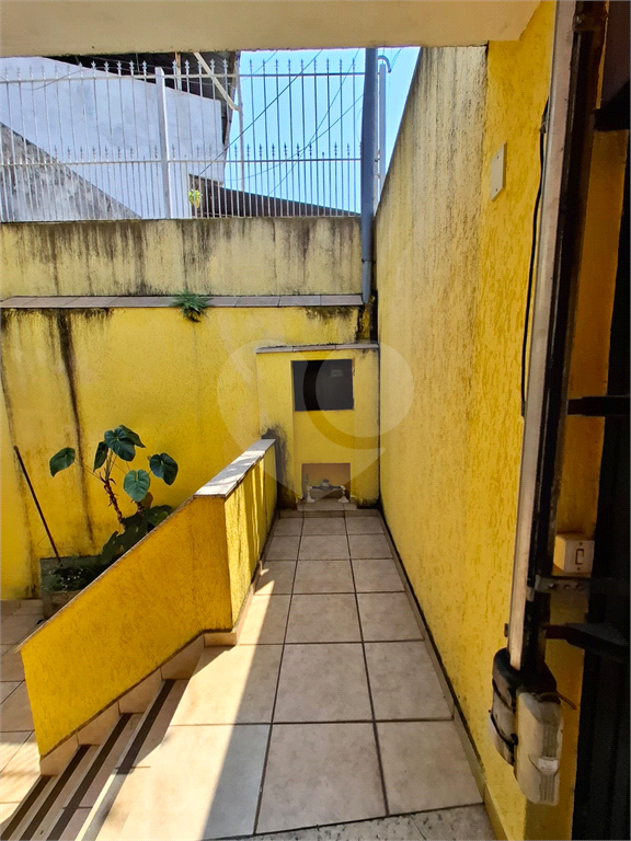 Sobrado VENDE Brasilândia com 160m2, 3 quartos, sala, cozinha, 2 banheiros, área de serviço, depósito e 2 vagas de garagem. 