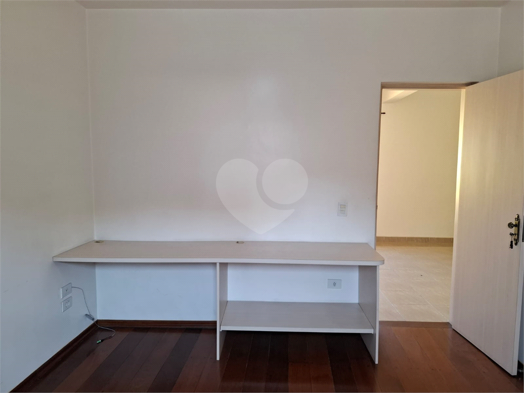 Sobrado VENDE Brasilândia com 160m2, 3 quartos, sala, cozinha, 2 banheiros, área de serviço, depósito e 2 vagas de garagem. 
