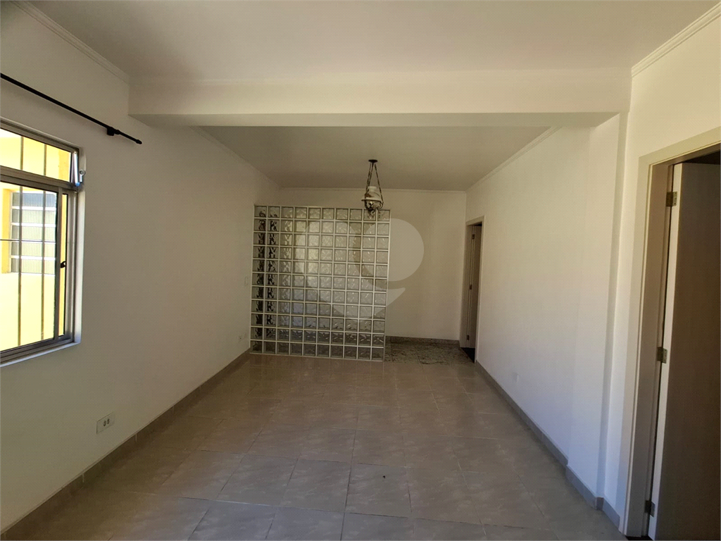 Sobrado VENDE Brasilândia com 160m2, 3 quartos, sala, cozinha, 2 banheiros, área de serviço, depósito e 2 vagas de garagem. 