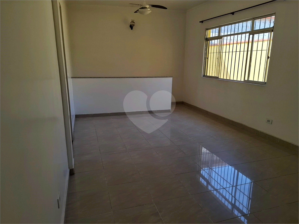 Sobrado VENDE Brasilândia com 160m2, 3 quartos, sala, cozinha, 2 banheiros, área de serviço, depósito e 2 vagas de garagem. 
