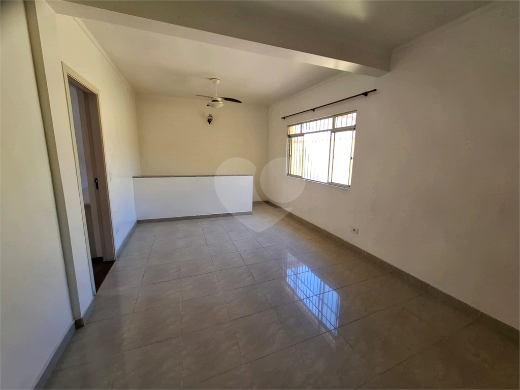 Sobrado VENDE Brasilândia com 160m2, 3 quartos, sala, cozinha, 2 banheiros, área de serviço, depósito e 2 vagas de garagem. 