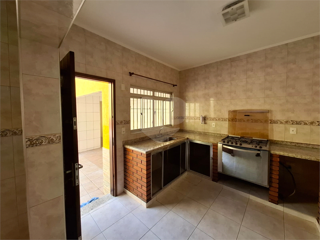 Sobrado VENDE Brasilândia com 160m2, 3 quartos, sala, cozinha, 2 banheiros, área de serviço, depósito e 2 vagas de garagem. 
