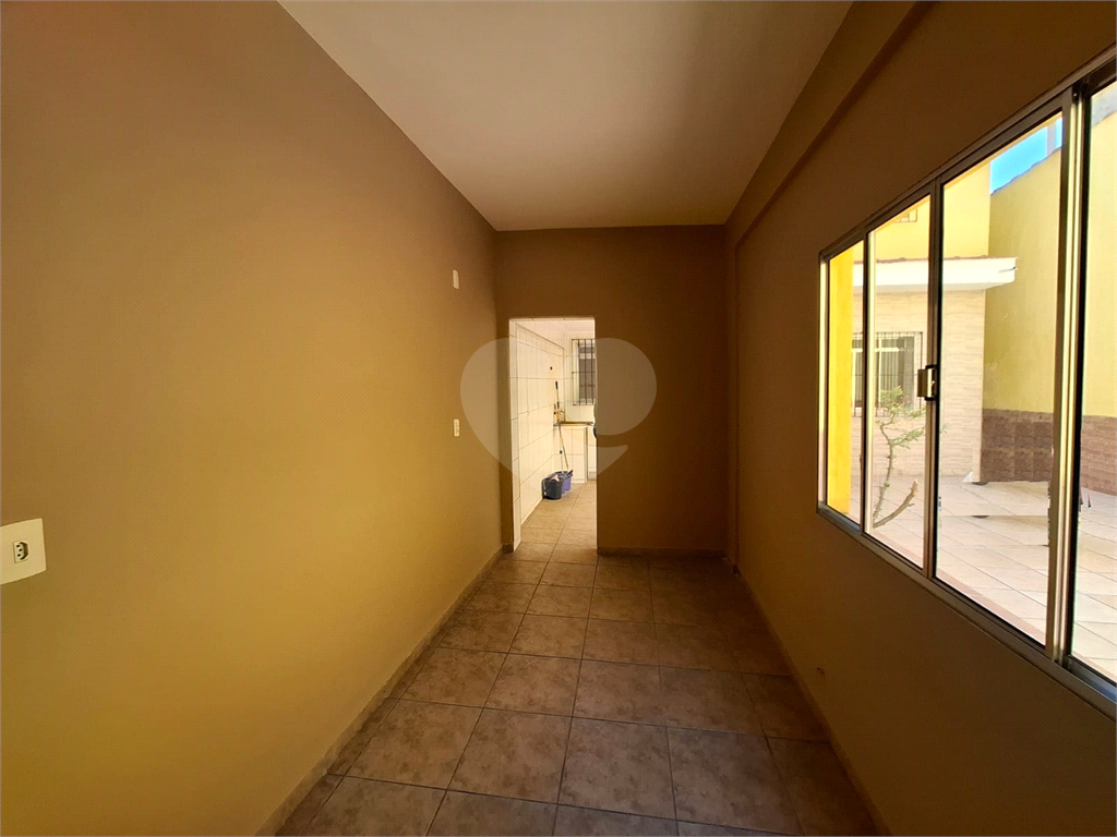 Sobrado VENDE Brasilândia com 160m2, 3 quartos, sala, cozinha, 2 banheiros, área de serviço, depósito e 2 vagas de garagem. 