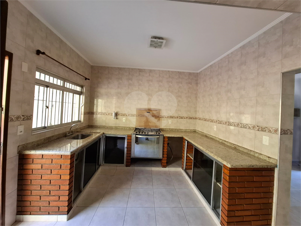 Sobrado VENDE Brasilândia com 160m2, 3 quartos, sala, cozinha, 2 banheiros, área de serviço, depósito e 2 vagas de garagem. 
