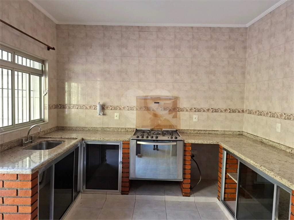 Sobrado VENDE Brasilândia com 160m2, 3 quartos, sala, cozinha, 2 banheiros, área de serviço, depósito e 2 vagas de garagem. 