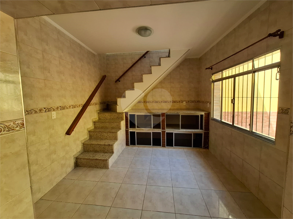 Sobrado VENDE Brasilândia com 160m2, 3 quartos, sala, cozinha, 2 banheiros, área de serviço, depósito e 2 vagas de garagem. 