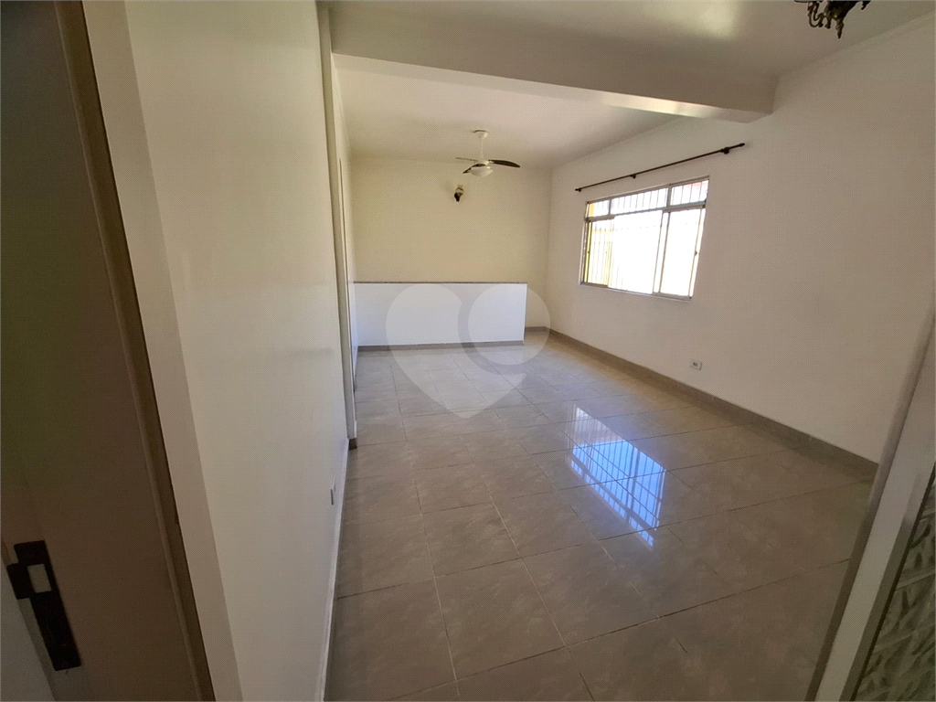 Sobrado VENDE Brasilândia com 160m2, 3 quartos, sala, cozinha, 2 banheiros, área de serviço, depósito e 2 vagas de garagem. 
