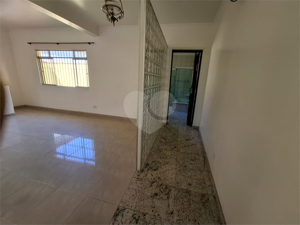 Sobrado VENDE Brasilândia com 160m2, 3 quartos, sala, cozinha, 2 banheiros, área de serviço, depósito e 2 vagas de garagem. 