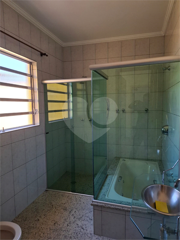 Sobrado VENDE Brasilândia com 160m2, 3 quartos, sala, cozinha, 2 banheiros, área de serviço, depósito e 2 vagas de garagem. 