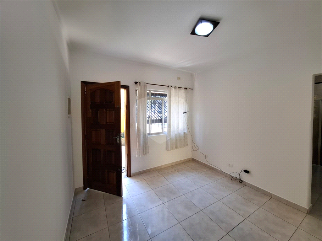 Sobrado VENDE Brasilândia com 160m2, 3 quartos, sala, cozinha, 2 banheiros, área de serviço, depósito e 2 vagas de garagem. 