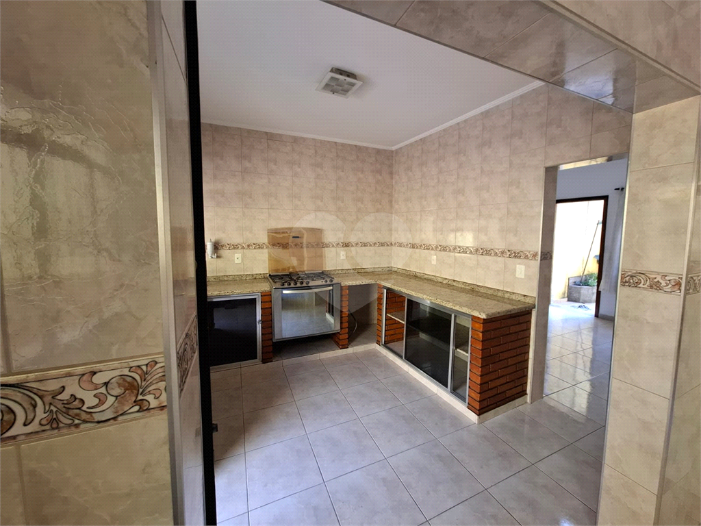 Sobrado VENDE Brasilândia com 160m2, 3 quartos, sala, cozinha, 2 banheiros, área de serviço, depósito e 2 vagas de garagem. 