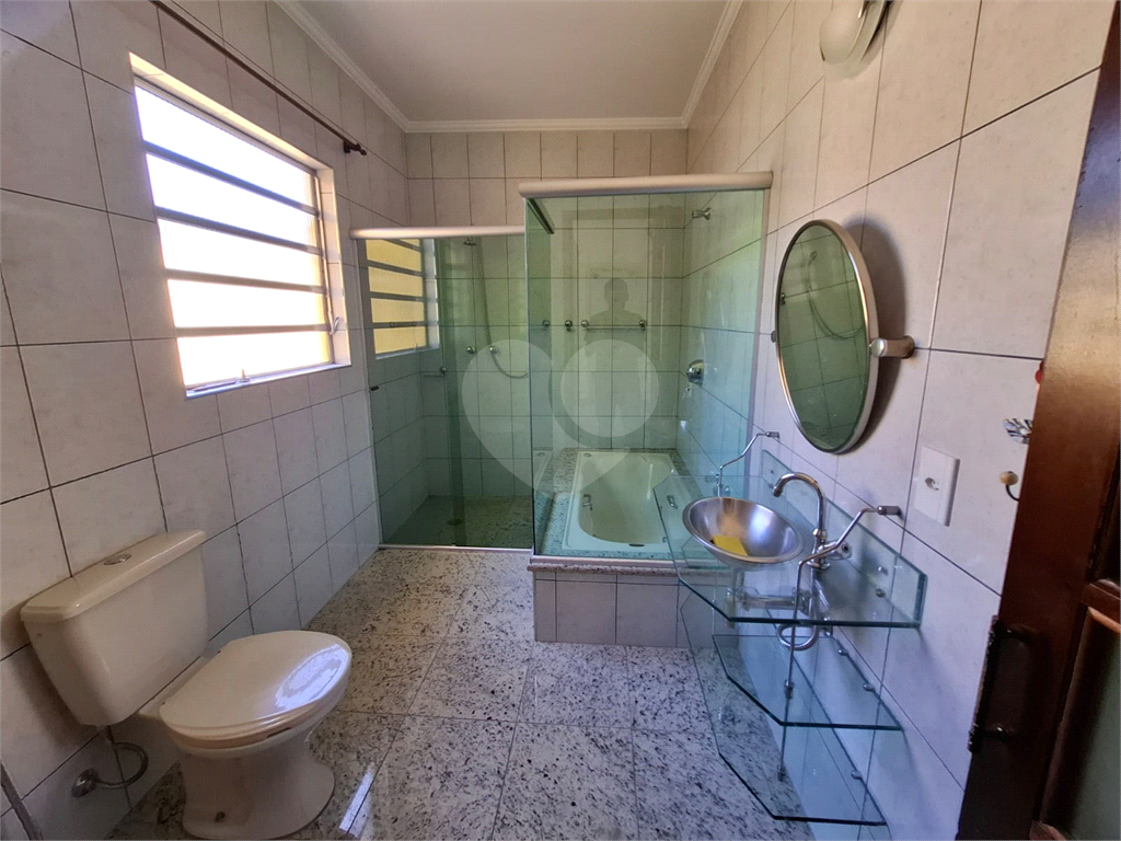 Sobrado VENDE Brasilândia com 160m2, 3 quartos, sala, cozinha, 2 banheiros, área de serviço, depósito e 2 vagas de garagem. 