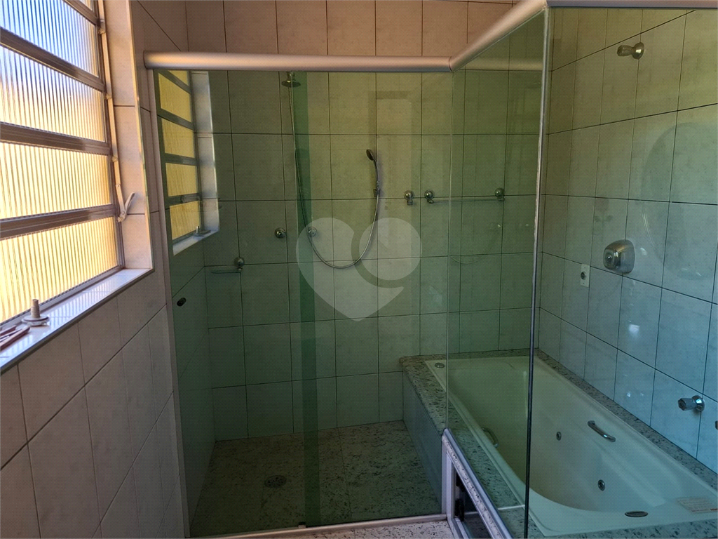 Sobrado VENDE Brasilândia com 160m2, 3 quartos, sala, cozinha, 2 banheiros, área de serviço, depósito e 2 vagas de garagem. 