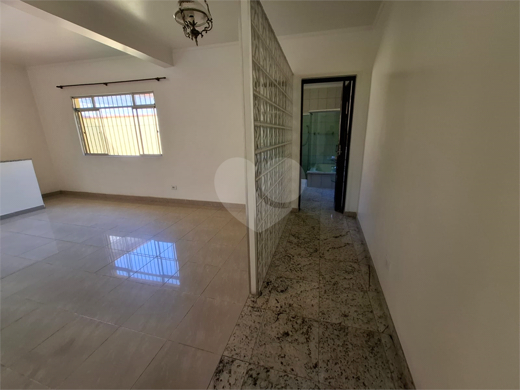 Sobrado VENDE Brasilândia com 160m2, 3 quartos, sala, cozinha, 2 banheiros, área de serviço, depósito e 2 vagas de garagem. 