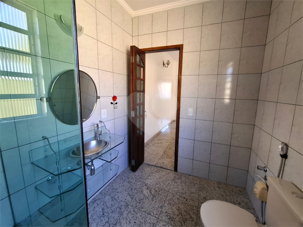 Sobrado VENDE Brasilândia com 160m2, 3 quartos, sala, cozinha, 2 banheiros, área de serviço, depósito e 2 vagas de garagem. 