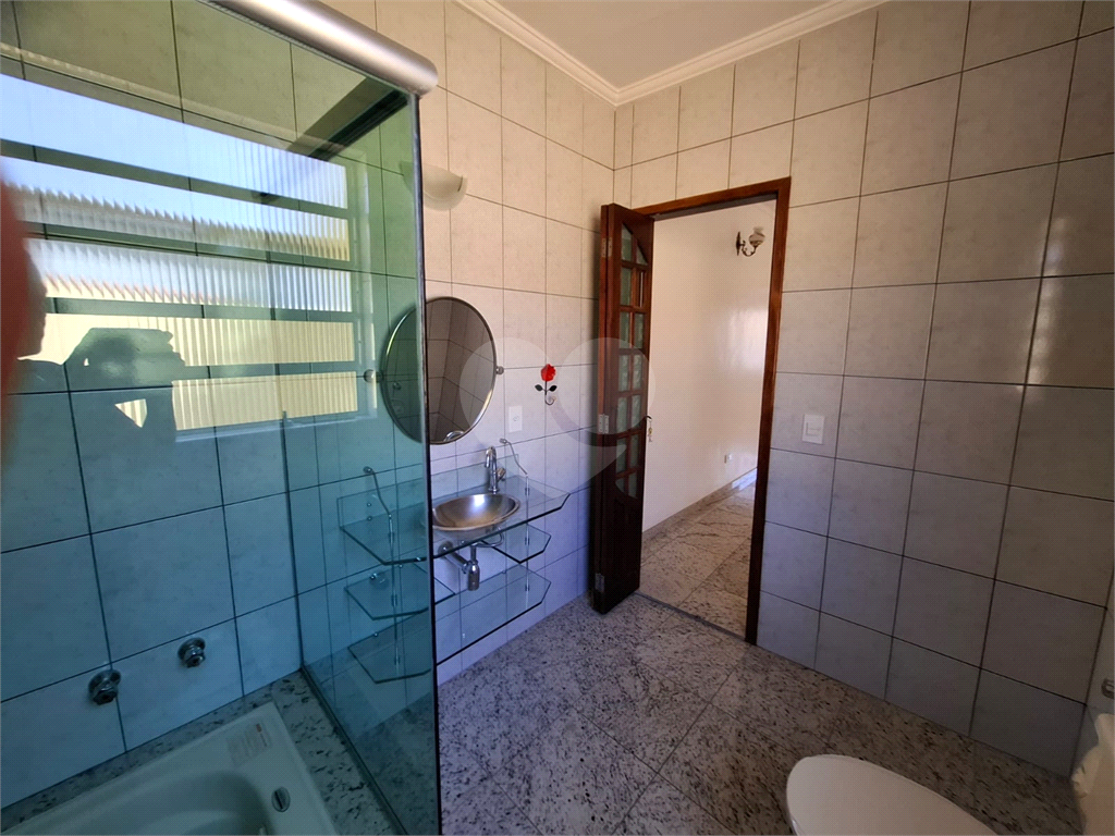 Sobrado VENDE Brasilândia com 160m2, 3 quartos, sala, cozinha, 2 banheiros, área de serviço, depósito e 2 vagas de garagem. 