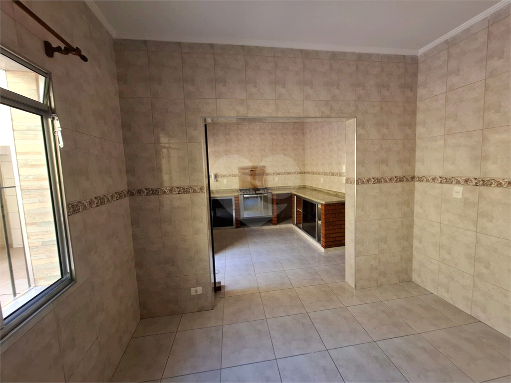 Sobrado VENDE Brasilândia com 160m2, 3 quartos, sala, cozinha, 2 banheiros, área de serviço, depósito e 2 vagas de garagem. 