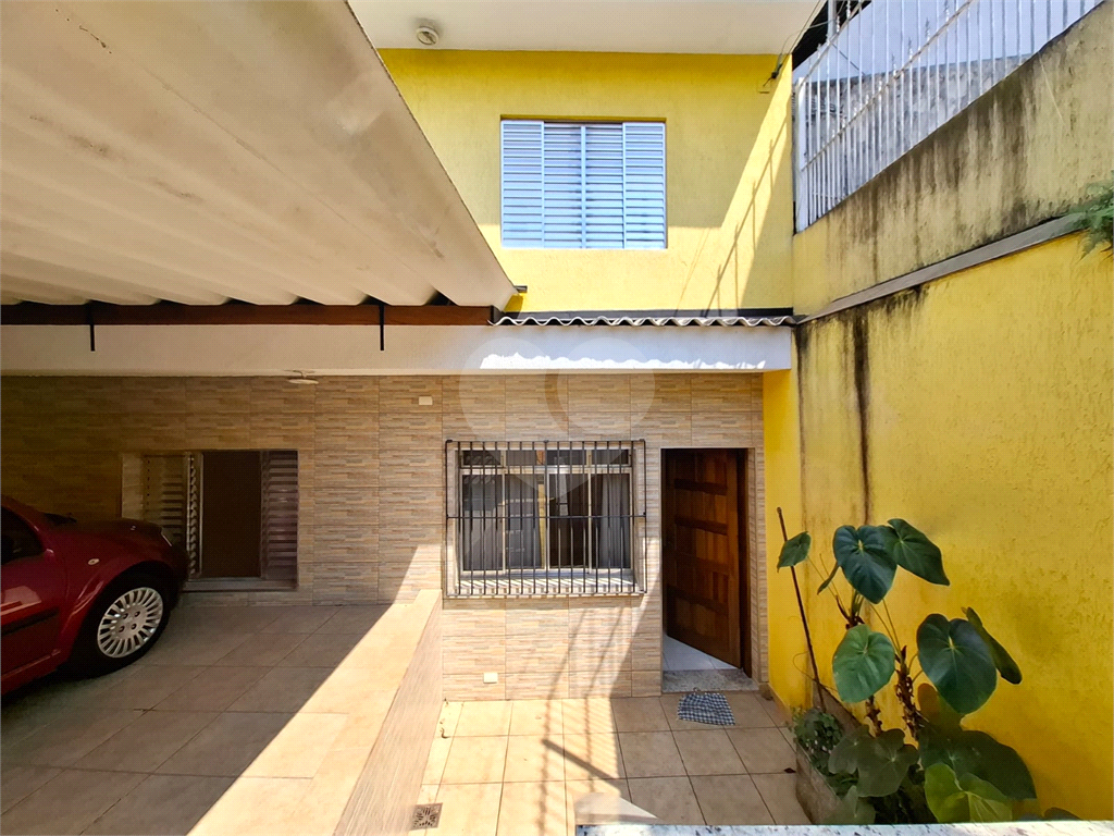 Sobrado VENDE Brasilândia com 160m2, 3 quartos, sala, cozinha, 2 banheiros, área de serviço, depósito e 2 vagas de garagem. 