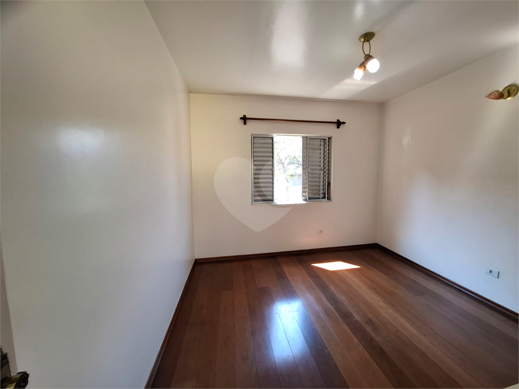 Sobrado VENDE Brasilândia com 160m2, 3 quartos, sala, cozinha, 2 banheiros, área de serviço, depósito e 2 vagas de garagem. 