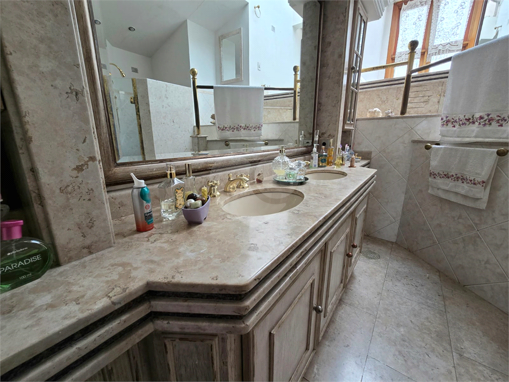 Sobrrado à venda no Tremembé com 4 suítes / 6 vagas/ área de lazer / 450 m²