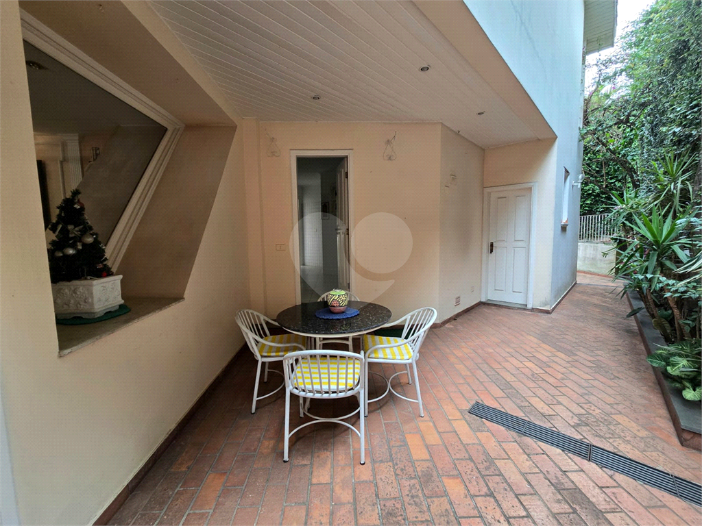 Sobrrado à venda no Tremembé com 4 suítes / 6 vagas/ área de lazer / 450 m²