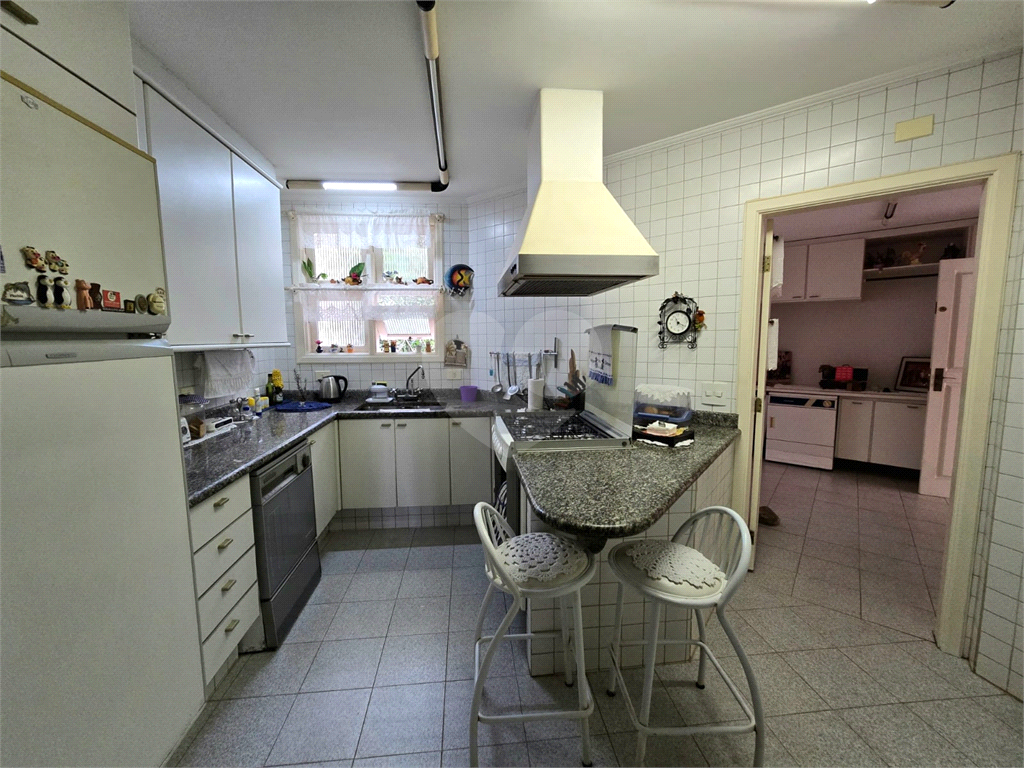Sobrrado à venda no Tremembé com 4 suítes / 6 vagas/ área de lazer / 450 m²