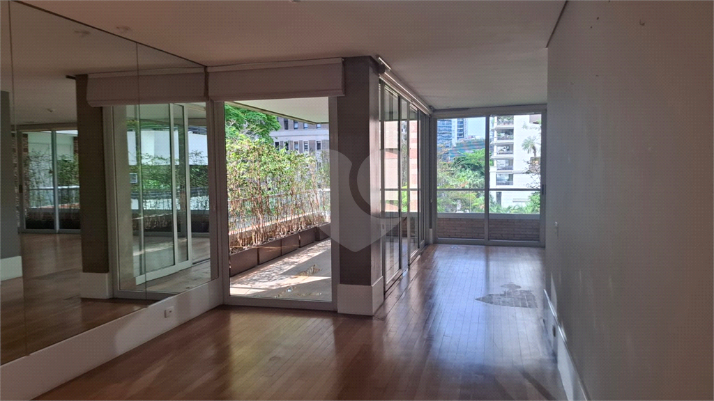 APARTAMENTO em ITAIM BIBI