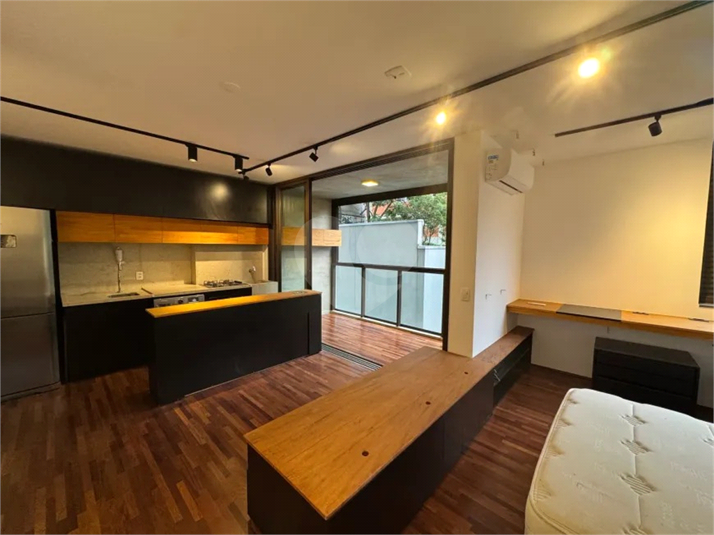 Apartamento em Pinheiros com 1 quarto e 1 vga