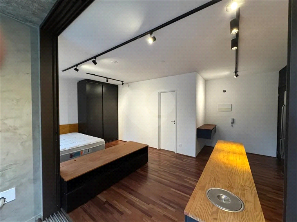 Apartamento em Pinheiros com 1 quarto e 1 vga