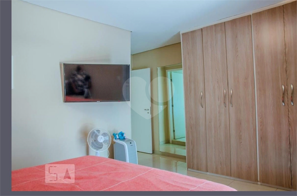 Sobrado com 3 quartos, suíte, 3 vagas, quintal e 3 casas extras para renda