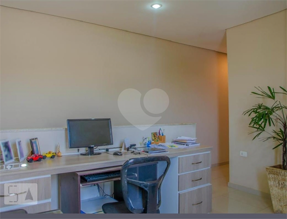Sobrado com 3 quartos, suíte, 3 vagas, quintal e 3 casas extras para renda
