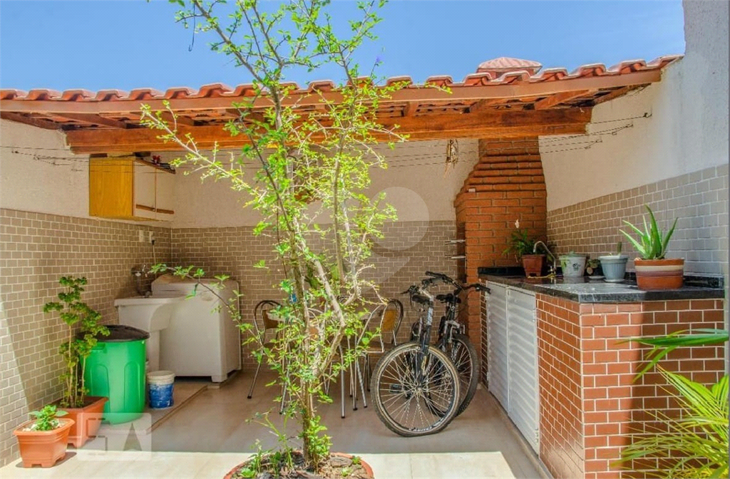Sobrado com 3 quartos, suíte, 3 vagas, quintal e 3 casas extras para renda
