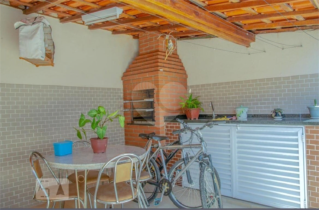 Sobrado com 3 quartos, suíte, 3 vagas, quintal e 3 casas extras para renda