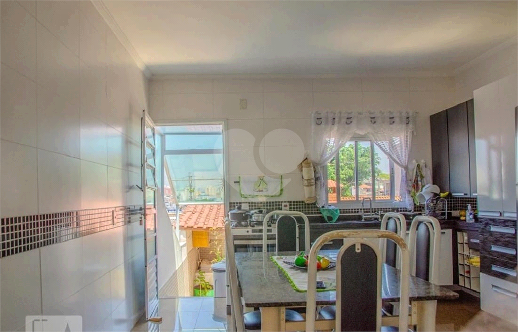 Sobrado com 3 quartos, suíte, 3 vagas, quintal e 3 casas extras para renda