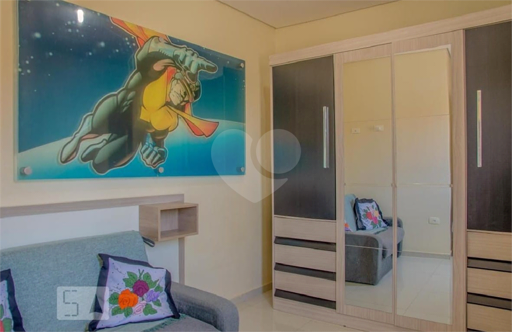 Sobrado com 3 quartos, suíte, 3 vagas, quintal e 3 casas extras para renda