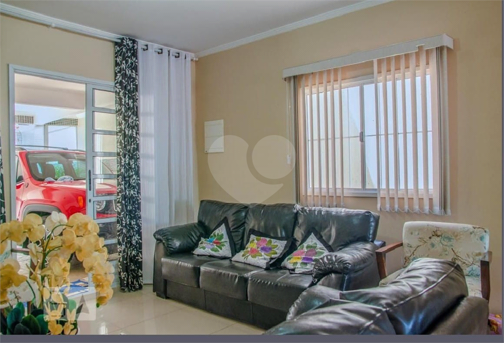 Sobrado com 3 quartos, suíte, 3 vagas, quintal e 3 casas extras para renda