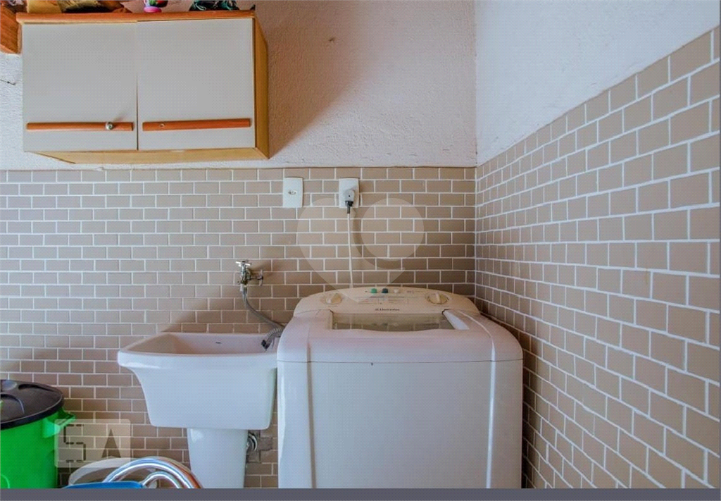 Sobrado com 3 quartos, suíte, 3 vagas, quintal e 3 casas extras para renda