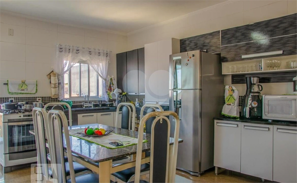 Sobrado com 3 quartos, suíte, 3 vagas, quintal e 3 casas extras para renda