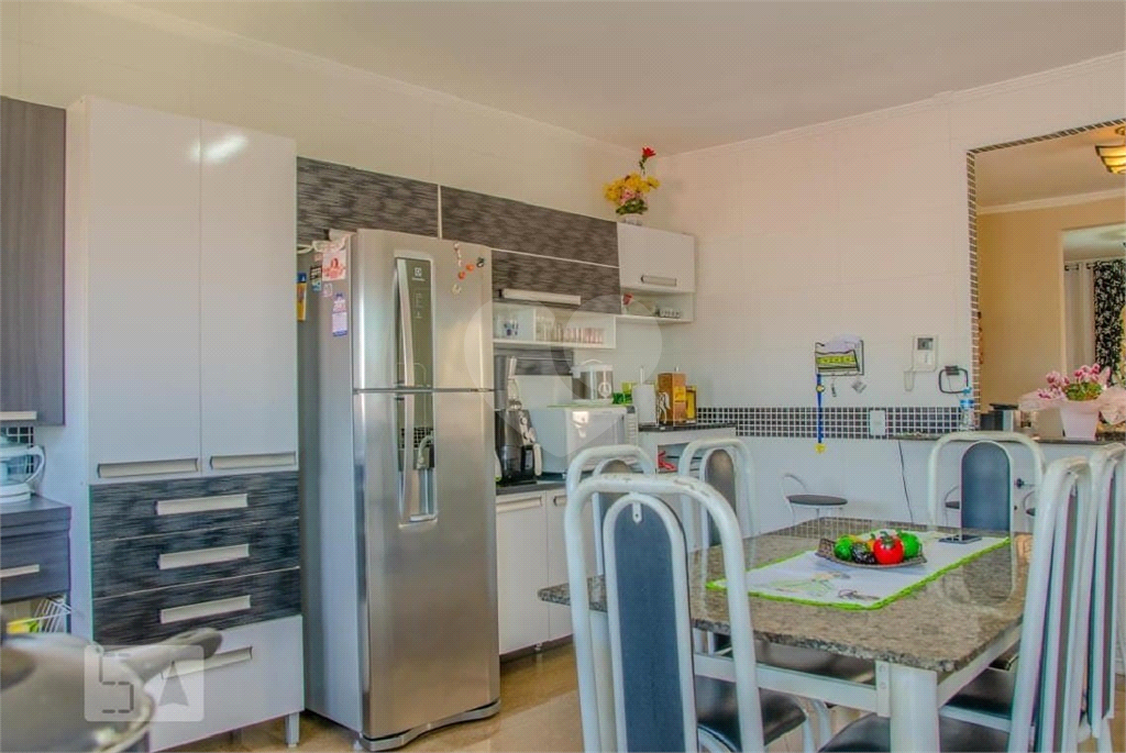 Sobrado com 3 quartos, suíte, 3 vagas, quintal e 3 casas extras para renda
