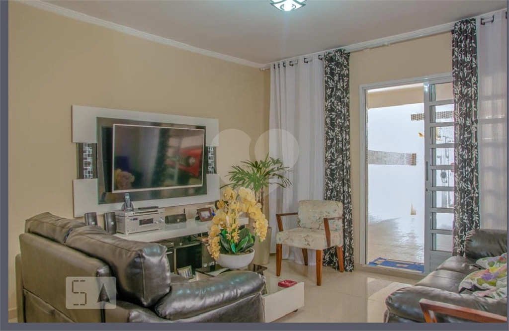 Sobrado com 3 quartos, suíte, 3 vagas, quintal e 3 casas extras para renda