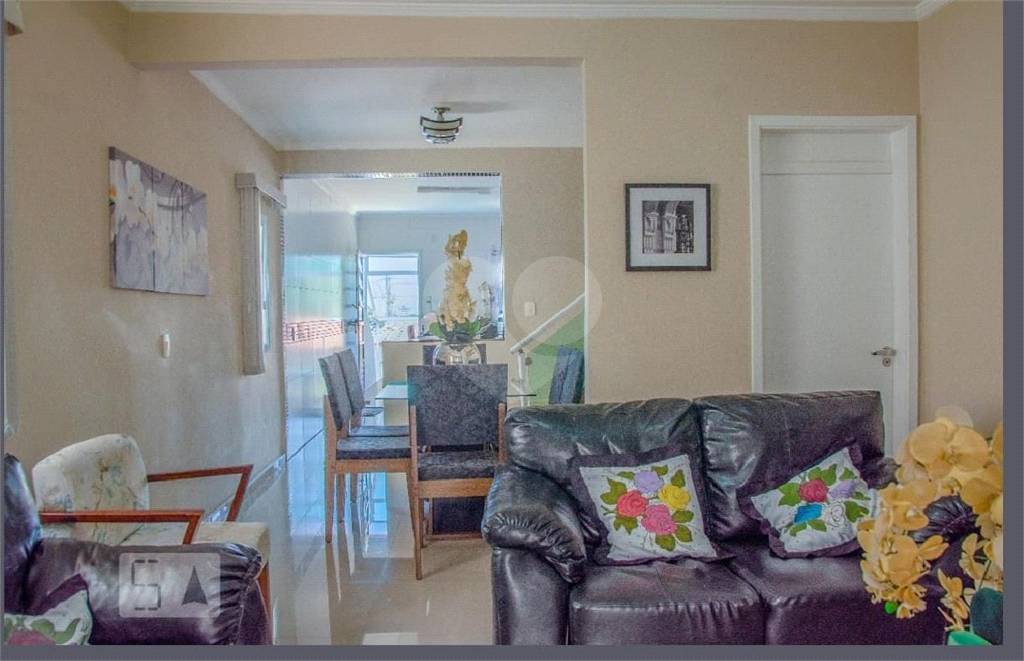 Sobrado com 3 quartos, suíte, 3 vagas, quintal e 3 casas extras para renda