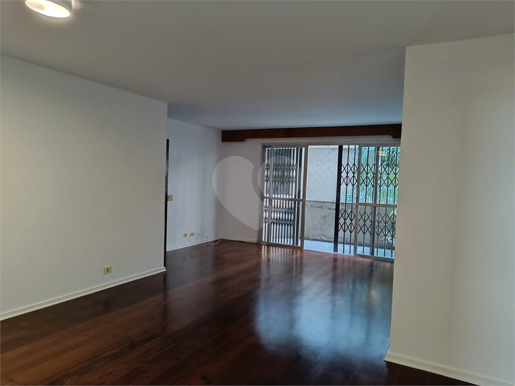 Apartamento em Moema com 3 quartos