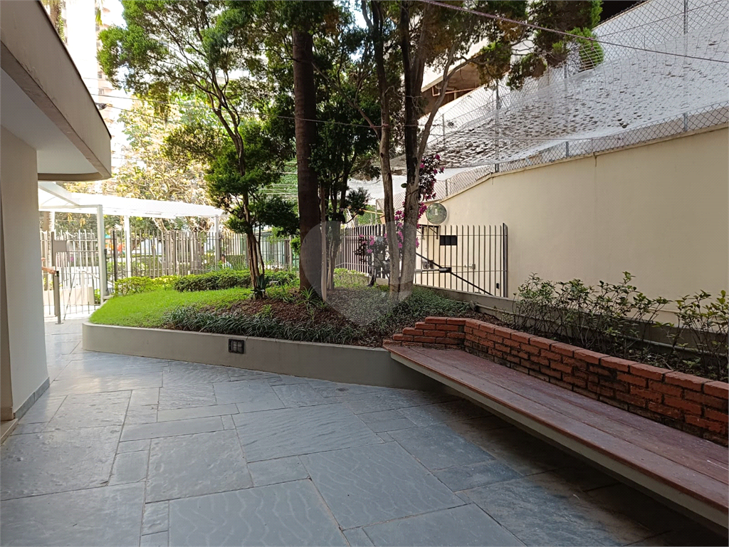 Apartamento em Moema com 3 quartos