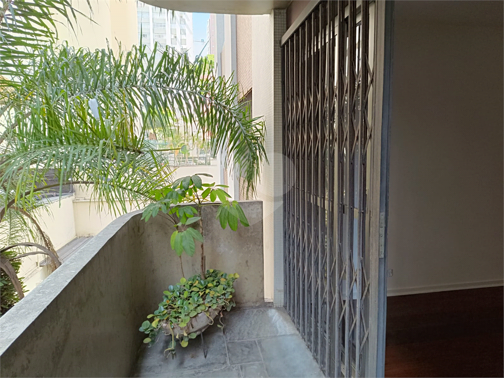 Apartamento em Moema com 3 quartos