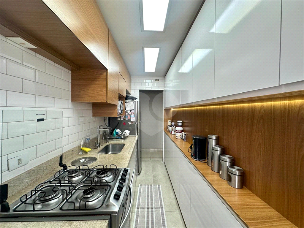 Tenha o privilégio de morar em uma cobertura dm² -3 dorm,137 mt, 02 suites, 2 vagas.