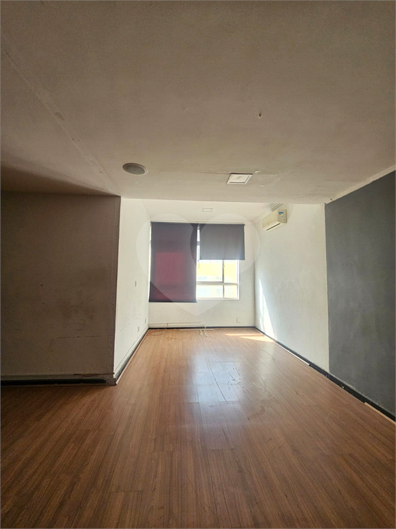 SALA COMERCIAL - AO LADO DO METRO REPUBLICA