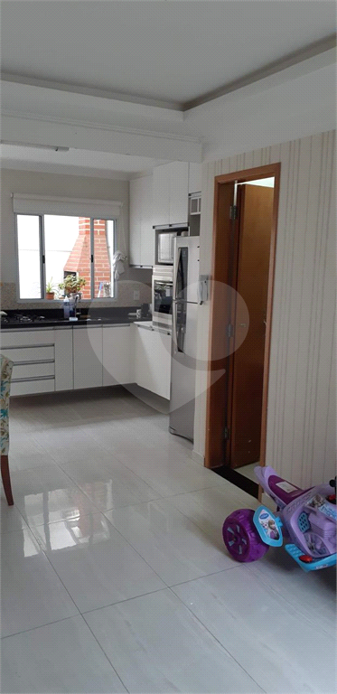 SOBRADO EM CONDOMINIO FECHADO.