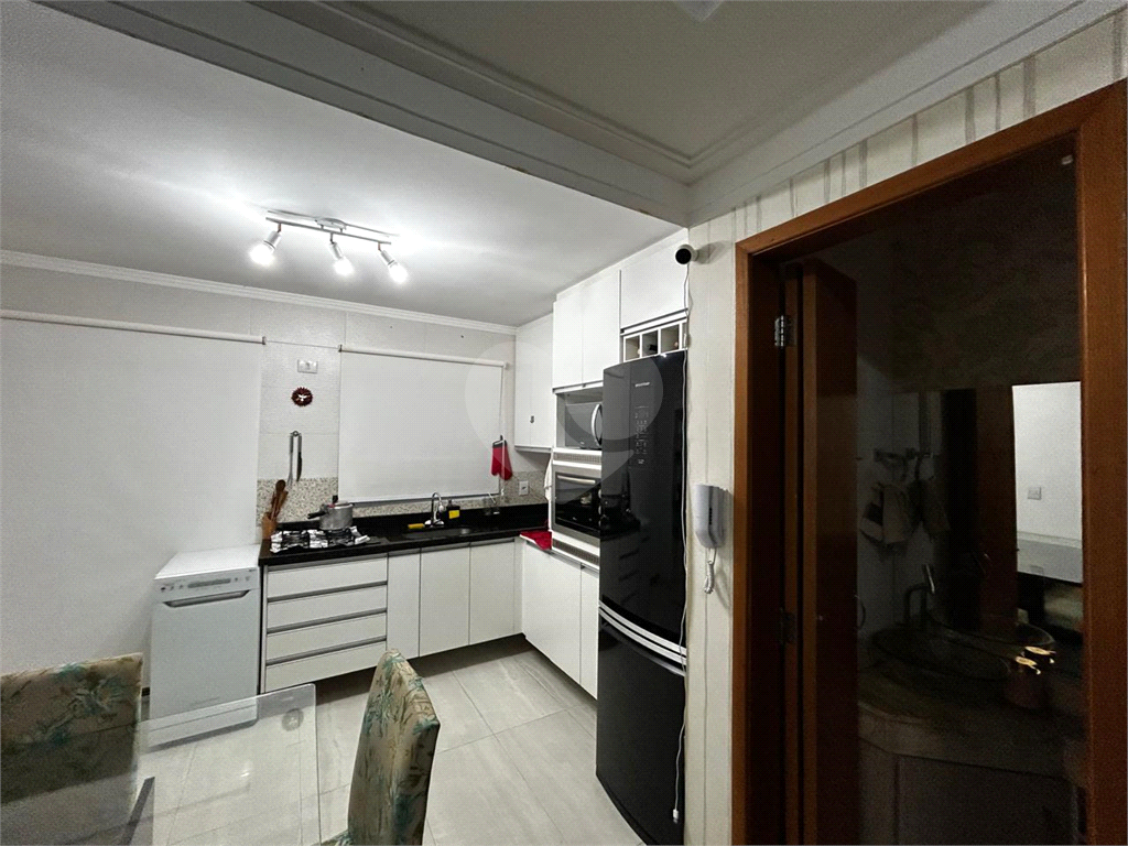 SOBRADO EM CONDOMINIO FECHADO.