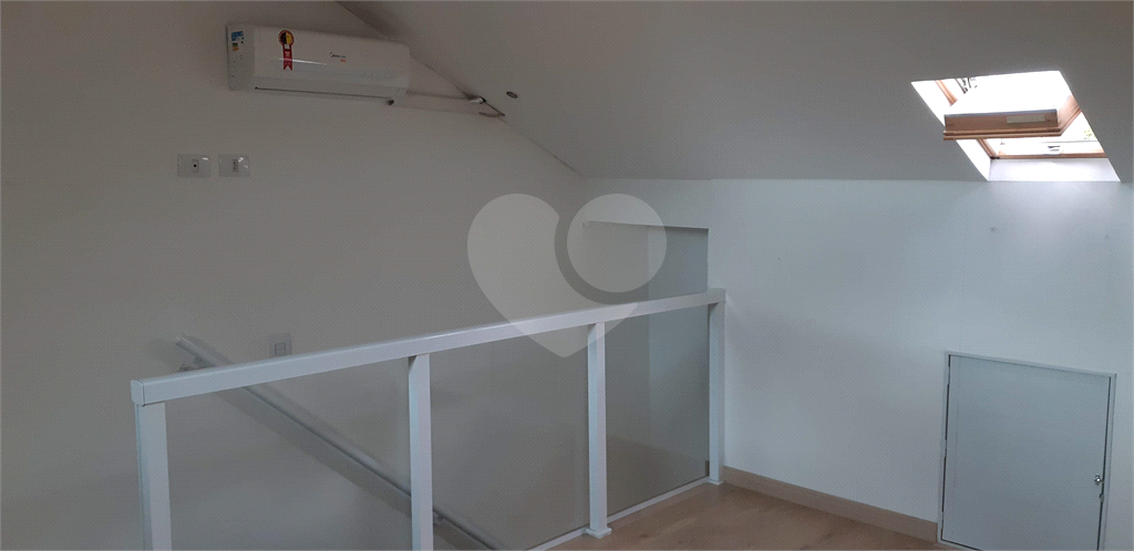 SOBRADO EM CONDOMINIO FECHADO.