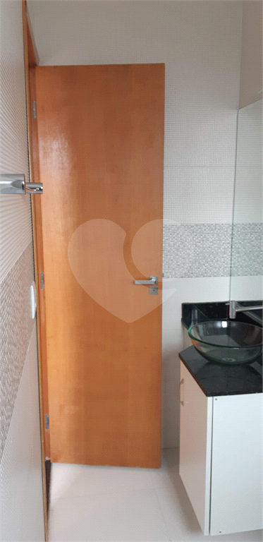 SOBRADO EM CONDOMINIO FECHADO.